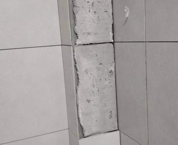 襄州瓷砖空鼓维修公司分享下瓷砖施工前基层浇水润湿程度不足，可能导致以下问题