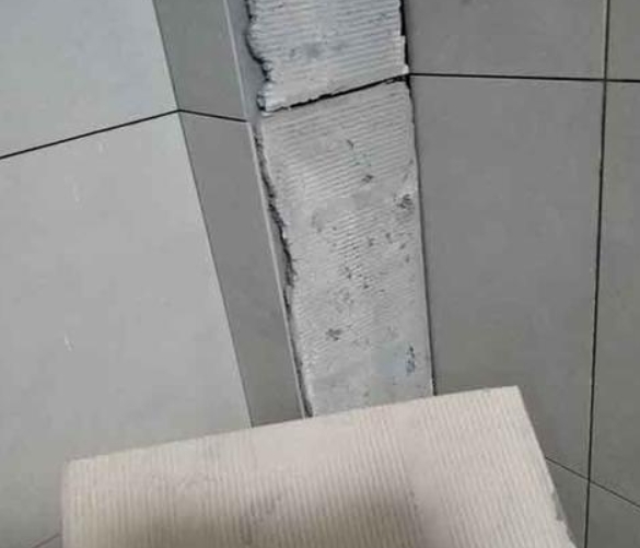 襄州瓷砖空鼓维修公司分享下厨房瓷砖脱落的补救措施。